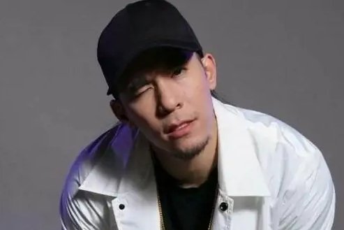 何展成是谁，是什么国籍的人？