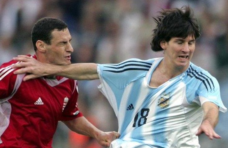 梅西在比赛中被罚红牌，他冤不冤？