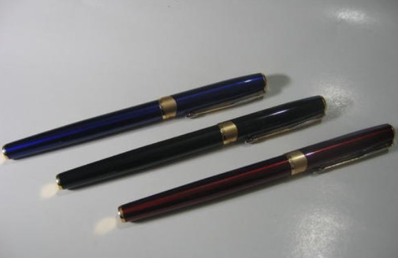 谜语:自己是个哑巴,却替别人说话。闲时戴帽休息,说话口中哗哗。 谜语:自己是个哑巴,却替别?