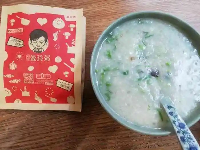 南京一女子投诉曼玲粥铺豆浆内爬满蟑螂,食品安全问题为何屡禁不止?