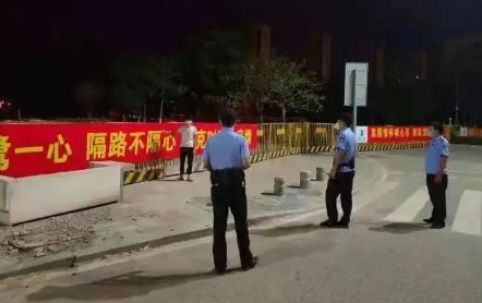 深圳男子煽动小区居民外出聚集，被警方依法行拘，他违反了哪些管控措施？