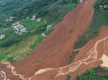 路人拍下甘孜山体滑坡瞬间：扬尘四起，道路中断！救灾工作进行的如何了？