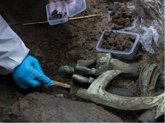 三星堆文物是如何清理发掘的