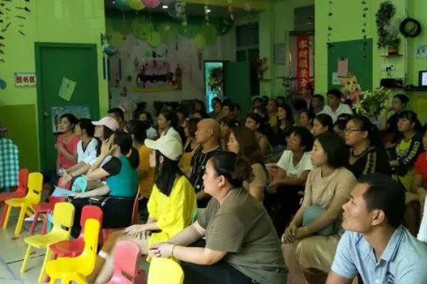 开家长会爸爸们灌满幼儿园老师怎么说