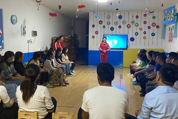 开家长会爸爸们灌满幼儿园老师怎么说