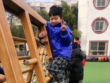 男孩楼顶攀爬妈妈求教育方法