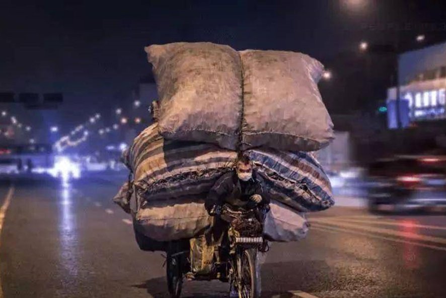 负重前行的意思