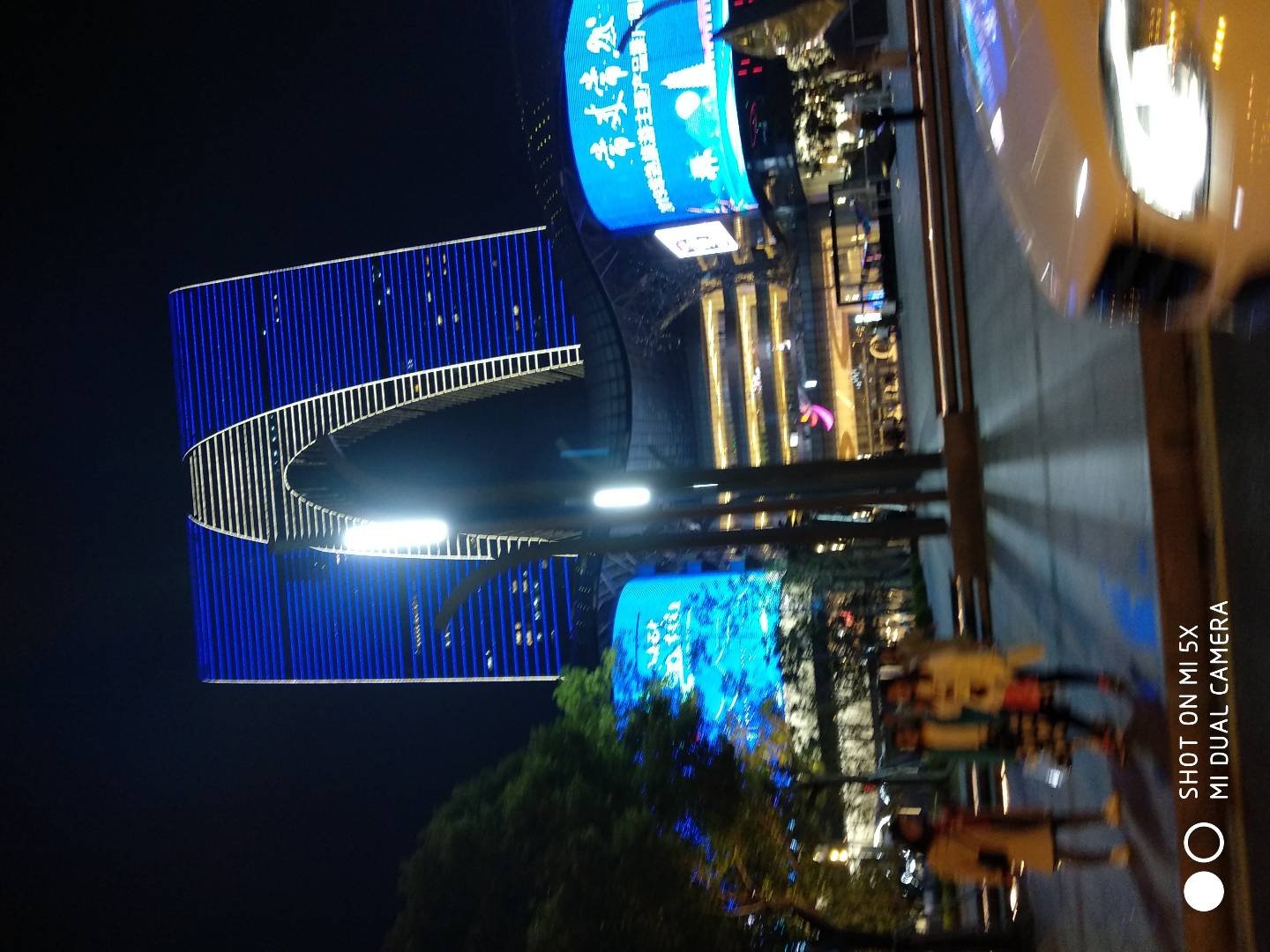 我在家里帮助爸爸妈妈很快乐为什么