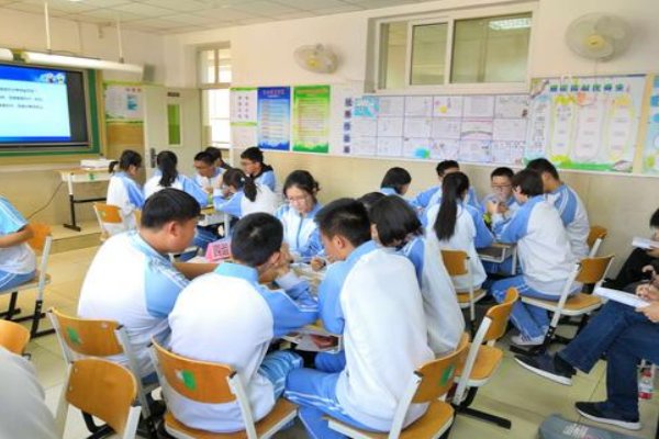 北京育英学校和育英中学是什么关系啊?