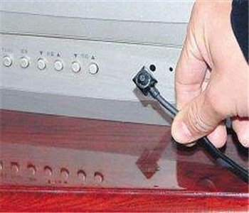 美女空姐住店发现探头，竟然正对着洗浴室。单身女子入住酒店有哪些注意事项？