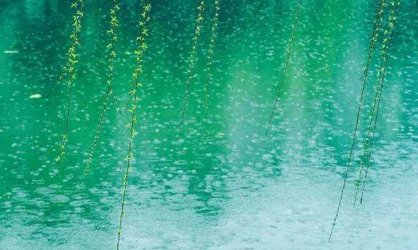 照样子,写句子。春天像个害羞的小姑娘，遮遮掩掩，躲躲藏藏。