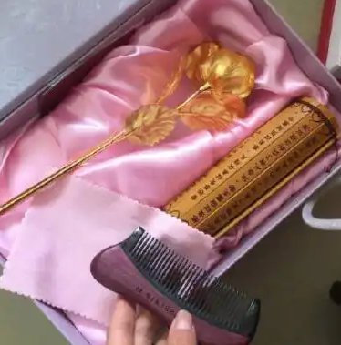 女子收到谈了5年男友寄来的礼物，拆开一细节网友慕了，里面到底放了什么？