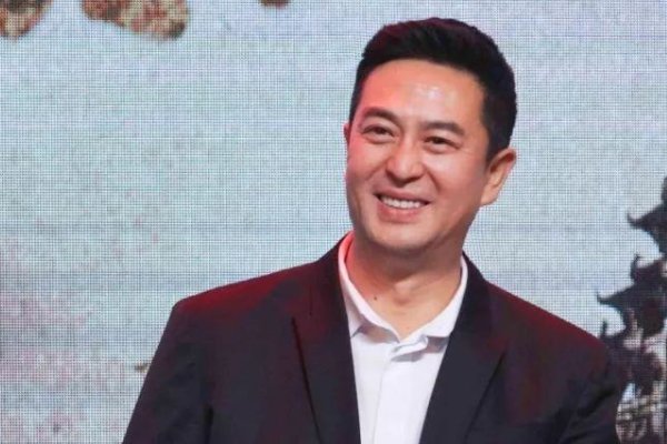 张嘉译驼背的原因是什么？他驼背是常年拍戏所导致的吗？