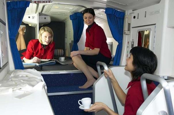 飞机上空姐如果不舒服了去哪里休息？