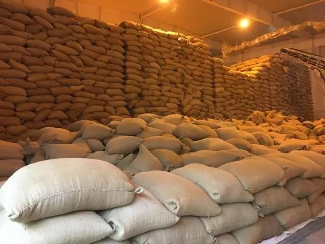 武汉一超市内悬挂大米储备任务牌，储备粮是否充足？