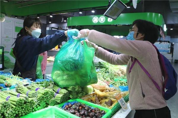 网友反映上海蒙山菜场2颗白菜卖93元，涉事菜场对此事作何回应？