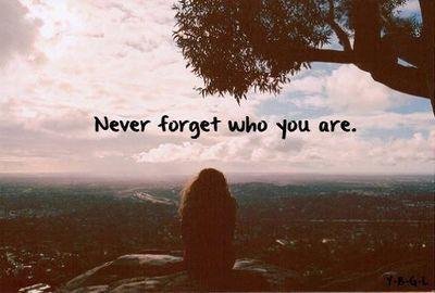 有时突然忘记自己是谁，在这个地方干什么，突然感觉周围一切都很陌生，要想一会之后才慢慢回到现实生活？