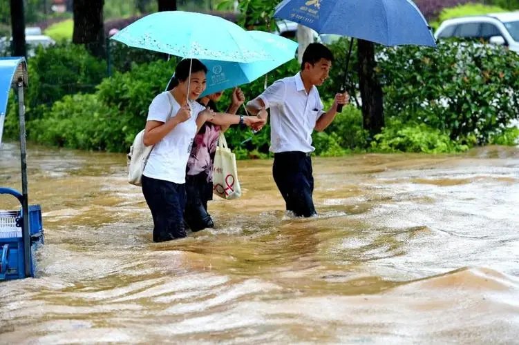 极端天气频发！青海西宁暴雨致多处内涝，为何内涝情况如此严重？