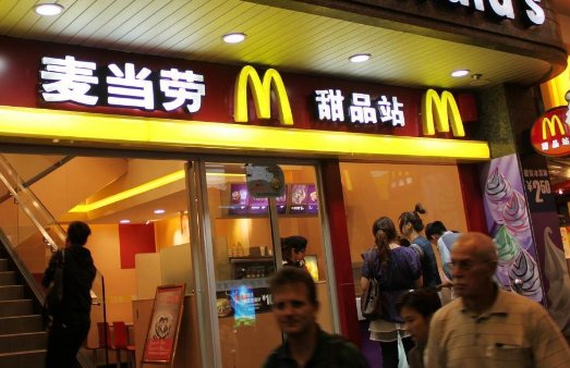 用拖把擦座椅，麦当劳是如何回应的？