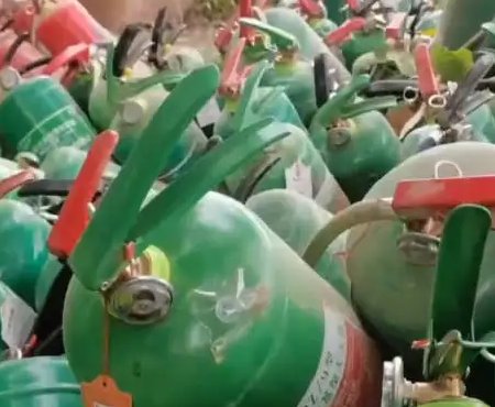 重庆山火后灭火器堆成“小山丘”！这一座座“小山丘”见证着了什么？