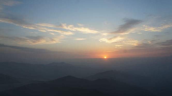 有时突然忘记自己是谁，在这个地方干什么，突然感觉周围一切都很陌生，要想一会之后才慢慢回到现实生活？