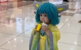 小女孩COS蔡文姬去逛商场，路人纷纷被萌翻，网友对这一幕是如何评价的？