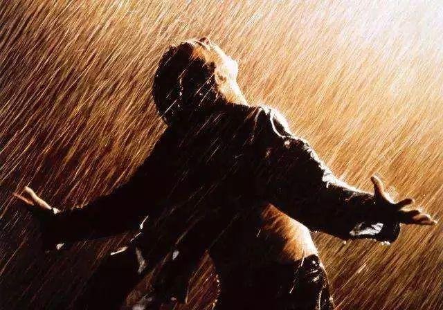 《肖申克的救赎》中，为什么要给亚伦格林洗澡?