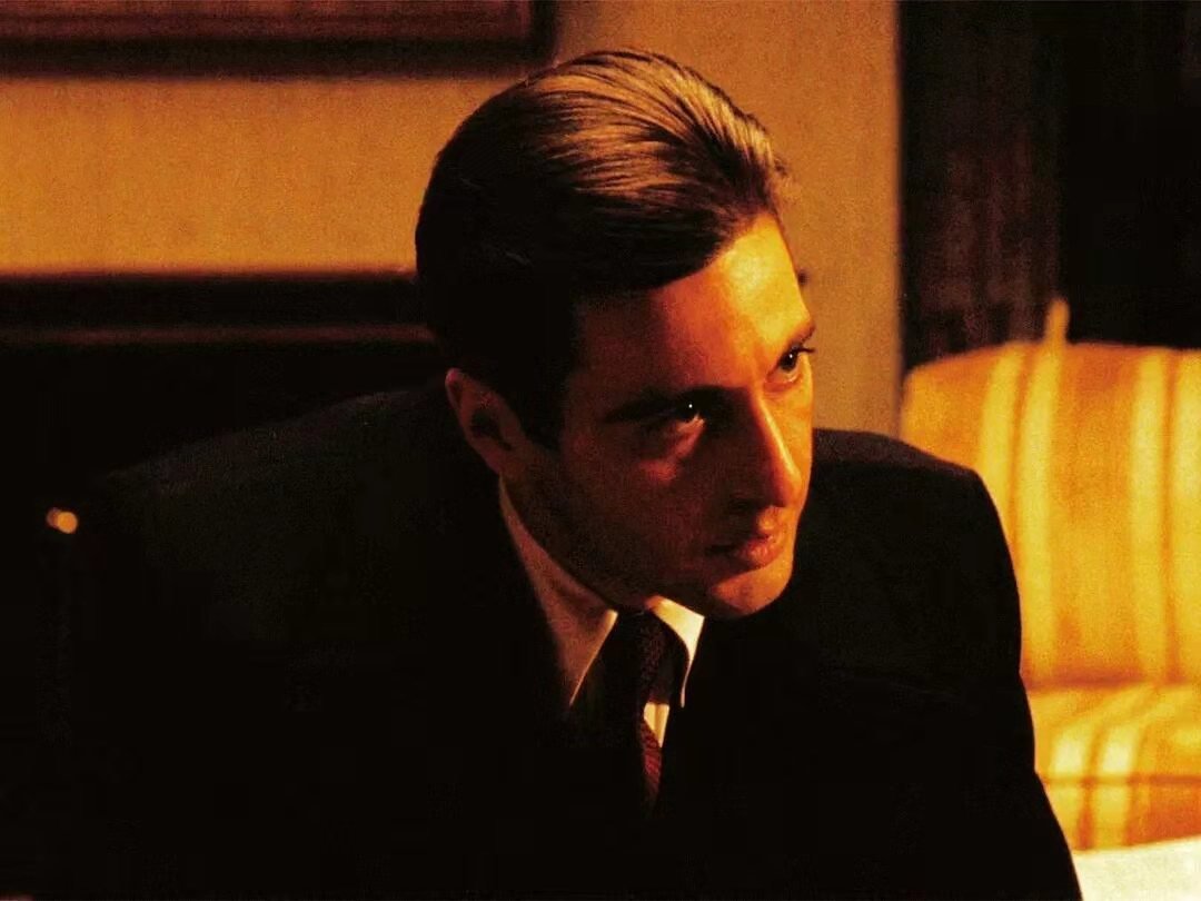 教父1迈克为什么做卡洛孩子的教父，为什么杀卡洛一定要在车上？