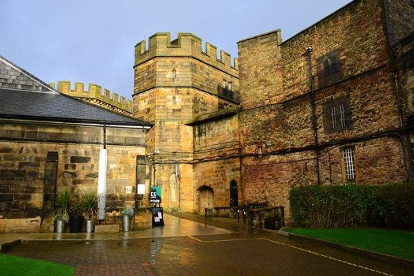 关于英国83岁老人因放音乐声太大坐牢一事，你有何看法？