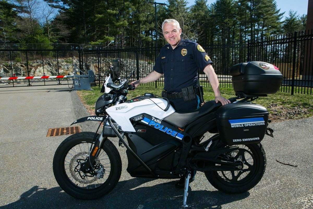 美国银行抢匪“劫色不劫财”，这离奇的一幕究竟是怎么回事？