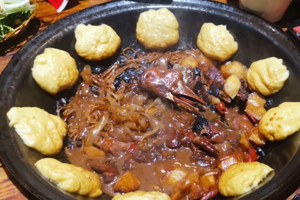 长春一农家乐用“剩汤”当新菜给顾客,商家这种行为是否合法?