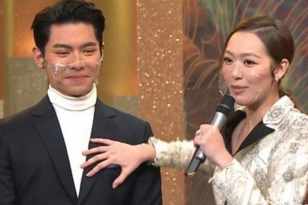 女主持为了量体温，竟把手伸进男明星衣服里乱摸，对此你怎么看？