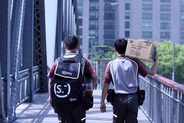 中转场多人确诊后顺丰小哥遭嫌弃，本轮疫情的发生有多措手不及？