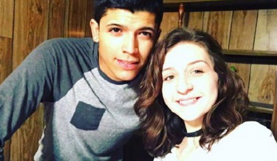 情侣表演用书挡子弹男方被射死是怎么回事？