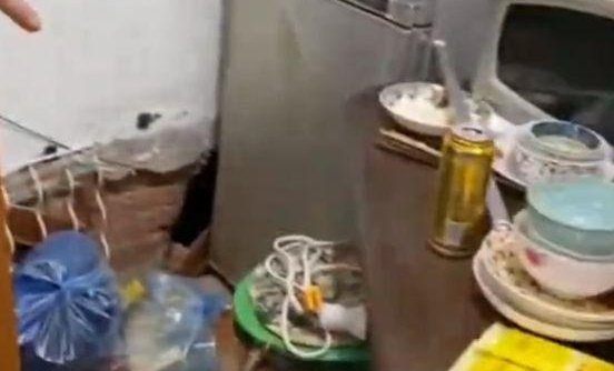 男子家中聚餐遭遇地面坍塌，这是怎么一回事？