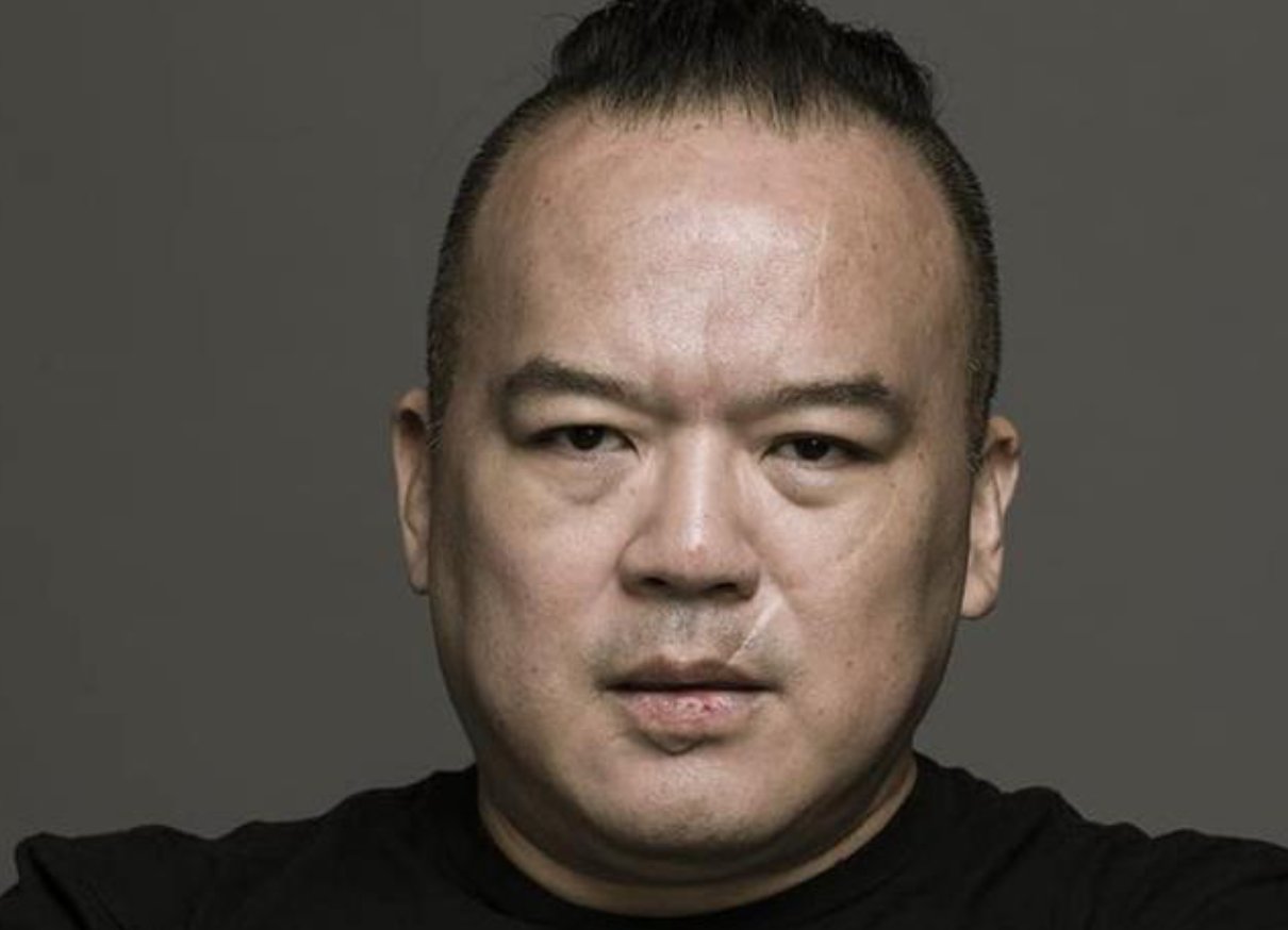 52岁的导演明金成突然离世，遗孀还在坐月子，他去世的原因是什么