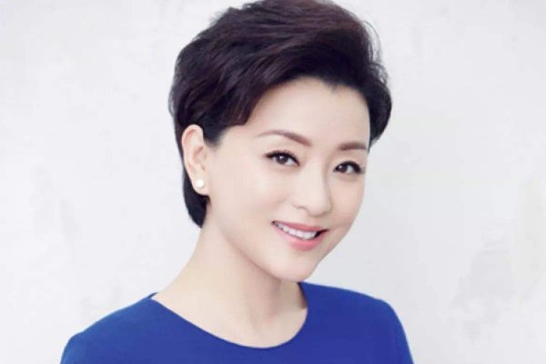 杨澜在浪姐里说,世界对男性和女性的评判标准不一样,女人味该由谁来定义?