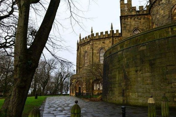 关于英国83岁老人因放音乐声太大坐牢一事，你有何看法？