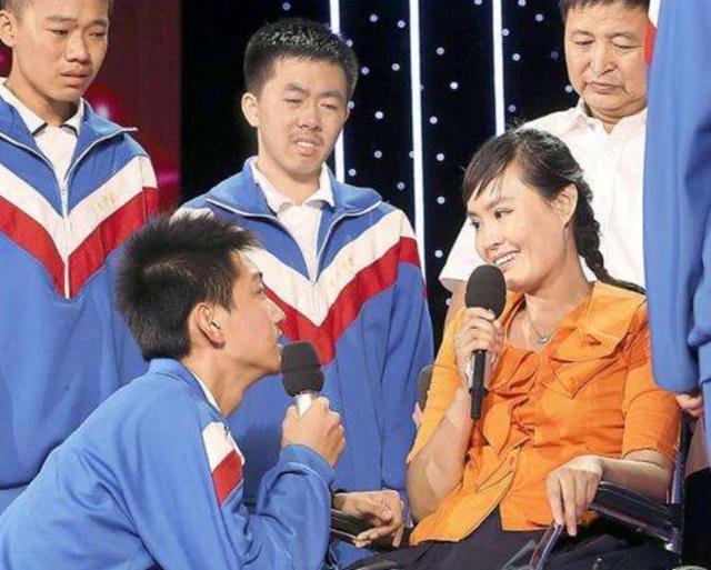 “最美教师”张丽莉救学生双腿截肢，主动和丈夫提离婚，后来怎样？