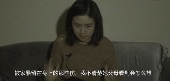 上海八旬父亲长期家暴并霸占精神病女儿房子，其父是否构成了犯罪行为？