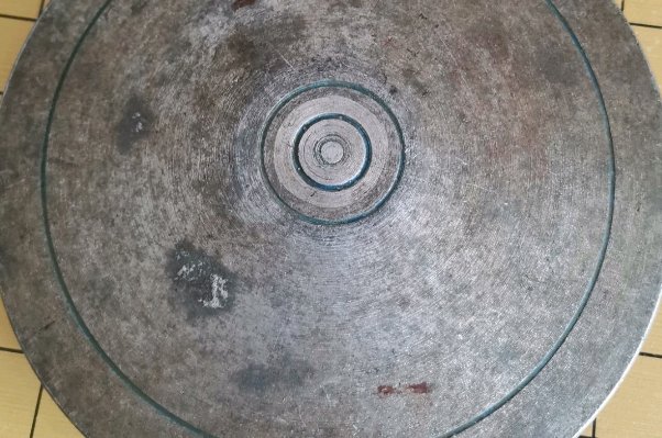 正式比赛中铁饼的重量男子为多少?