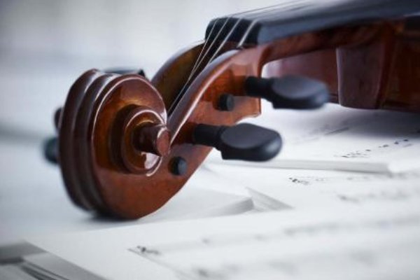 关于英国83岁老人因放音乐声太大坐牢一事，你有何看法？