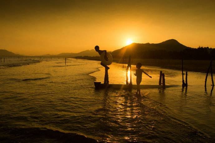 在哪个软件可以下载不义联盟2无限金币