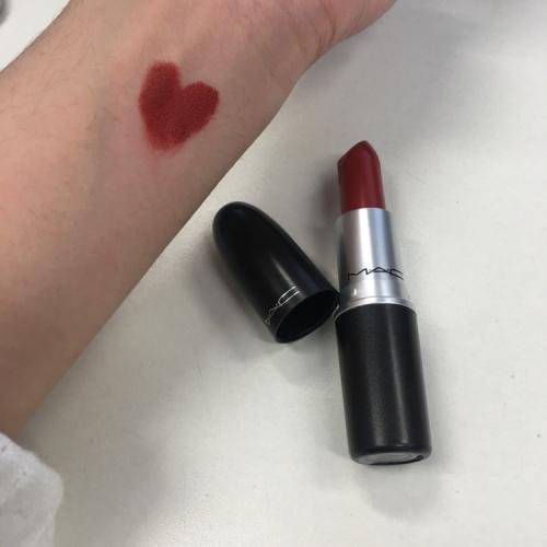 去年口红销量下滑近半，造成口红销量下降的原因是什么？