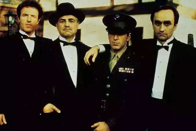 教父1迈克为什么做卡洛孩子的教父，为什么杀卡洛一定要在车上？