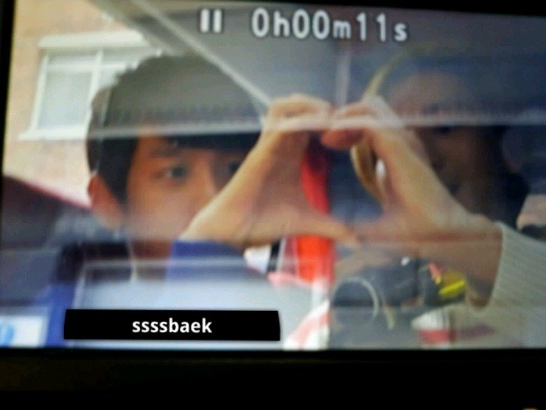 白贤和灿烈在车里比爱心那张图片 哪位亲有啊 谢谢了