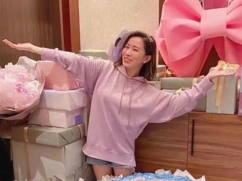 生日当天连发百条动态，47岁佘诗曼是如何花式宠粉的？
