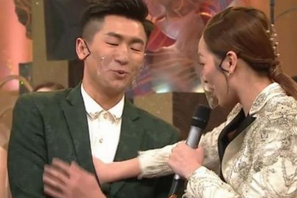 女主持为了量体温，竟把手伸进男明星衣服里乱摸，对此你怎么看？