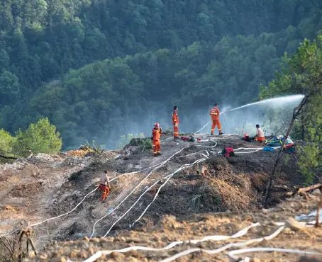 重庆山火后灭火器堆成“小山丘”!这一座座“小山丘”见证着了什么?