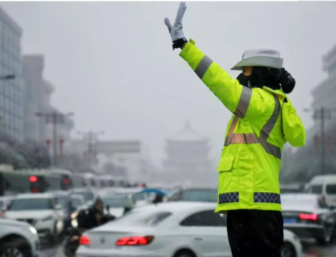 辅警踹倒骑车冲卡男子，当地交警大队是如何通报的？